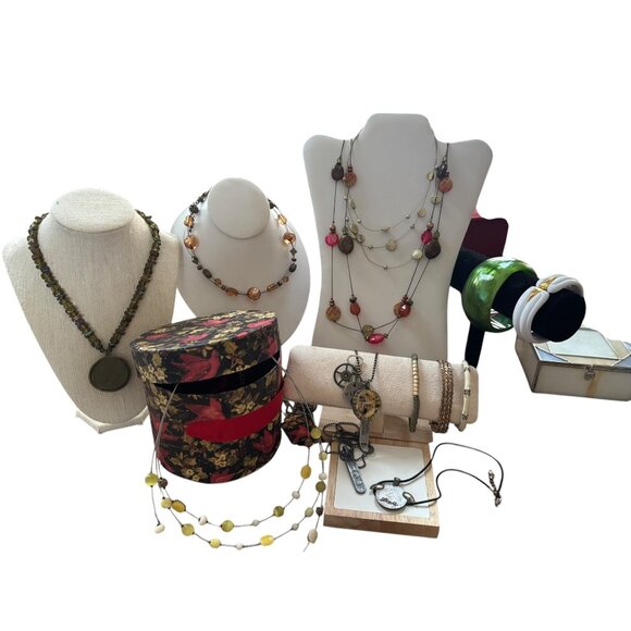 Vintage Jewelry Collection With Beaded Necklaces & Green Bangle Set In Decorativ - Picture 2 of 16